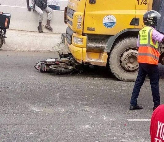 Un livreur à moto perd la vie dans une collision mortelle avec un camion