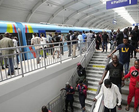 Lagos inaugure son train urbain, pour réduire ses bouchons