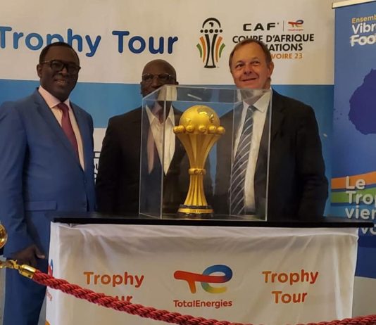 Le trophée de la can sur les bords de la lagune Ebrié