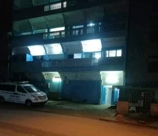 Témoignage Poignant : Une Femme Décède sans Assistance Devant une Clinique, Appel à l’Action des Autorités