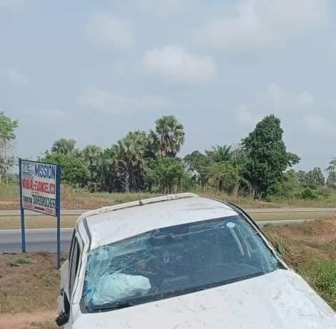 Tragique accident sur l’autoroute du Nord : Un pick-up hors de contrôle heurte un groupe de personnes à l’arrêt