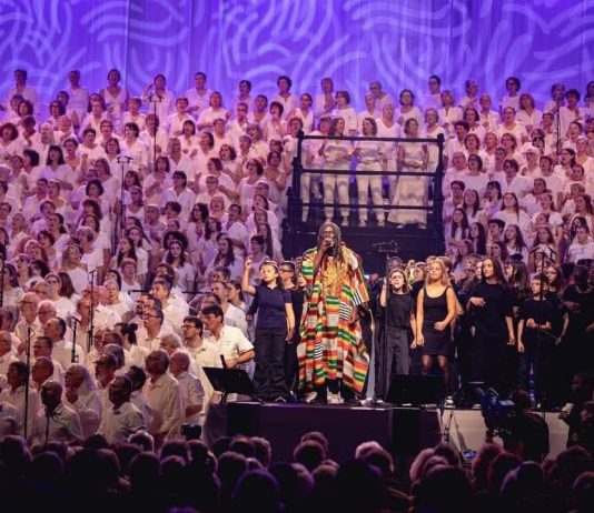 Tiken Jah Fakoly illumine le Festival Nuits du Champagne en France avec 850 choristes